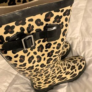 New, never worn. Was sent wrong size.